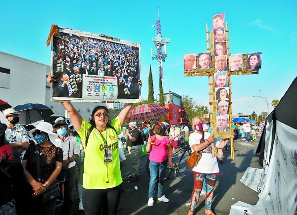 Manifestantes en los alrededores de la Cámara de Diputados. Araceli López