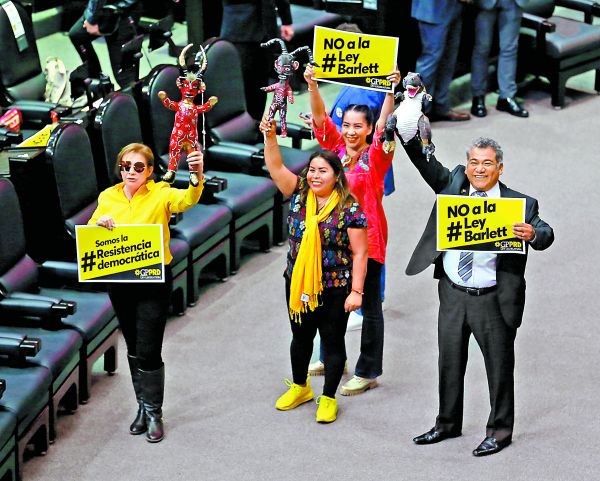 Con monigotes de Judas y pancartas contra el proyecto . Octavio Hoyos