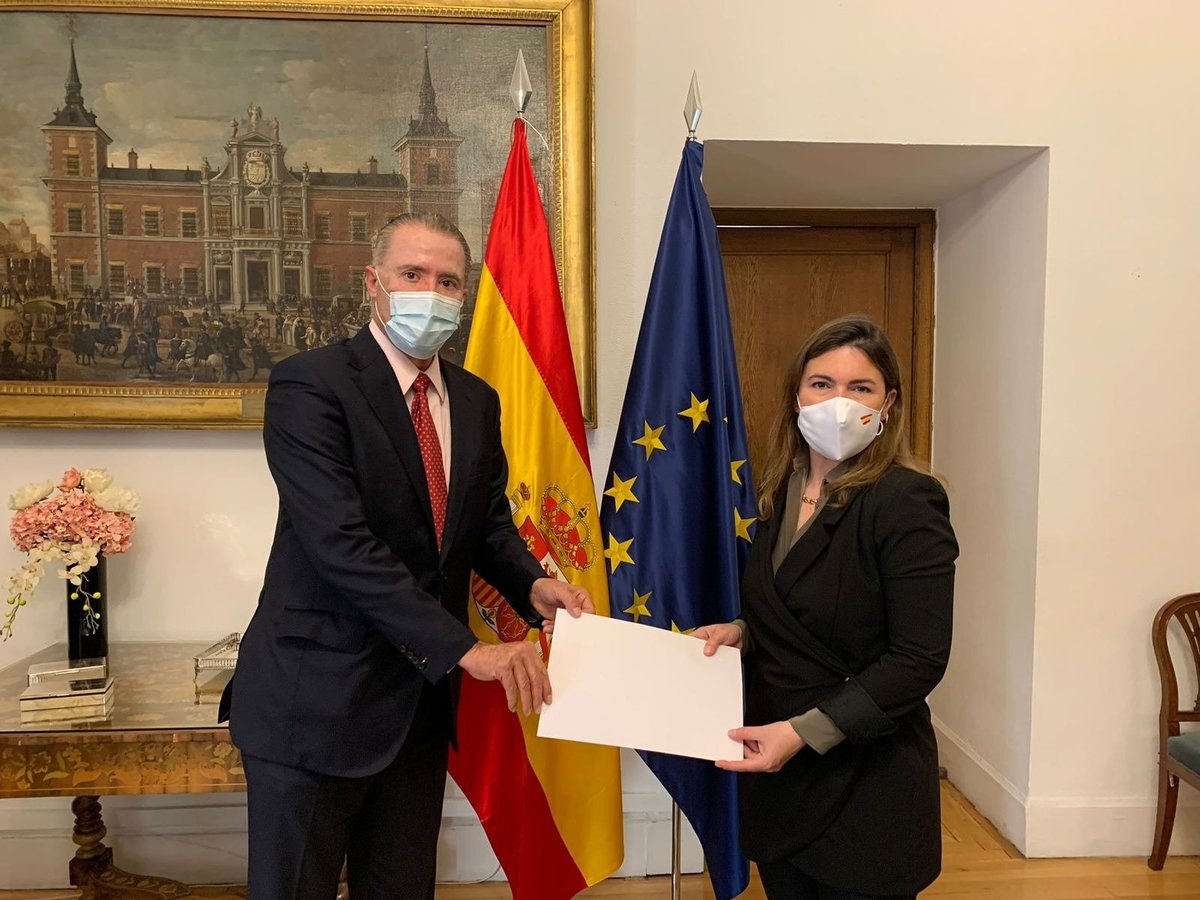 Quirino Ordaz Coppel entregó los documentos a las autoridades de España. | Foto: Compartida en Twitter por SRE