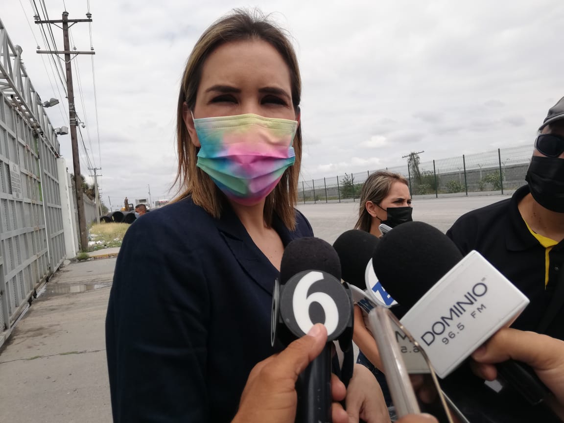 Adalina Dávalos, esposa de Jaime Rodríguez, afuera del penal de Apodaca. Foto: Agustín Martínez