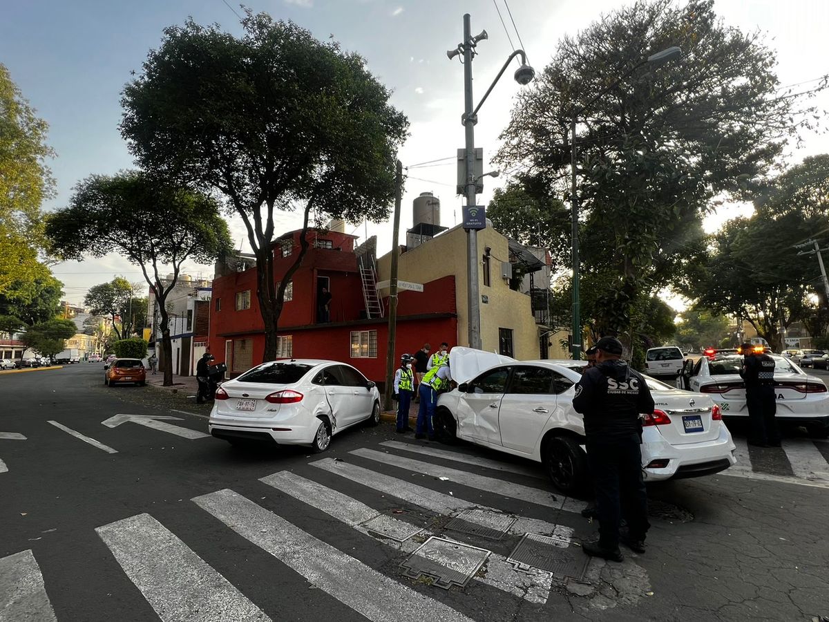 Aparatoso choque entre dos autos particulares termina en poste del C5