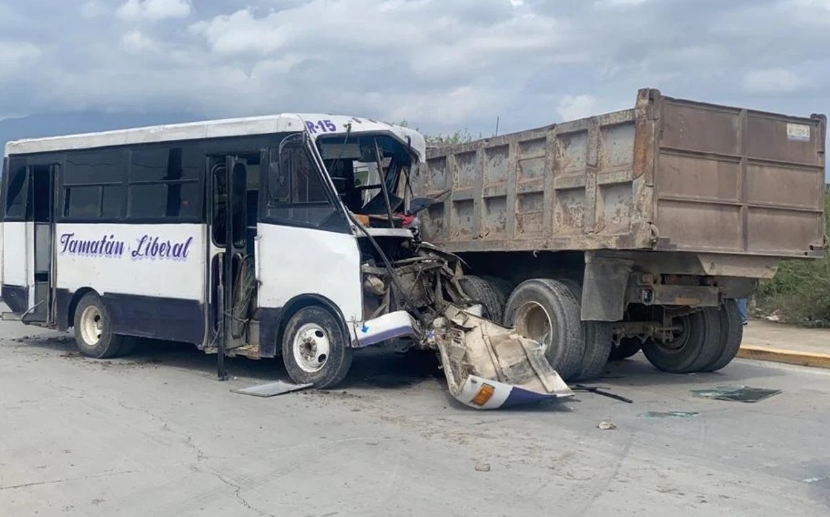 Choque de microbús en Ciudad Victoria deja personas lesionadas