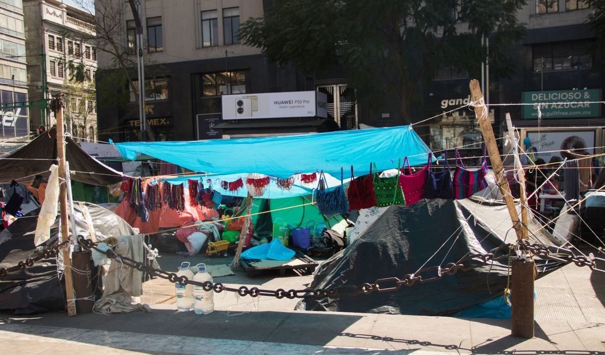 Continúa el plantón de Triquis en la avenida Juárez. (Cuartoscuro)
