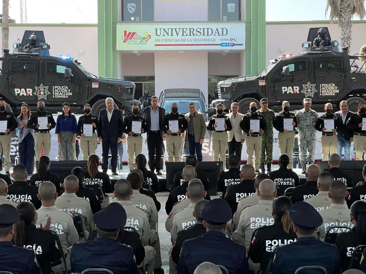 En la graduación estuvieron presentes el gobernador Miguel Riquelme y la secretaría de Seguridad. (Especial)