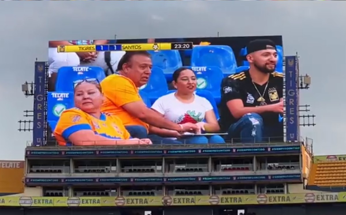 Hombre narra partido de Tigres Femenil a aficionada invidente (Especial)