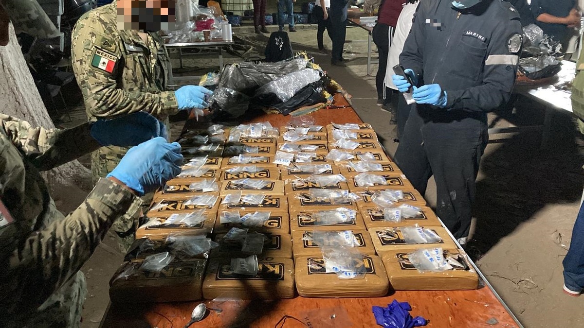 Aseguramiento de droga en mar de Colima. (Especial)