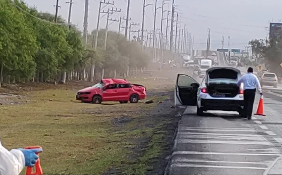 Conductor muere tras volcar en la carretera libre a Laredo. Foto: Especial.