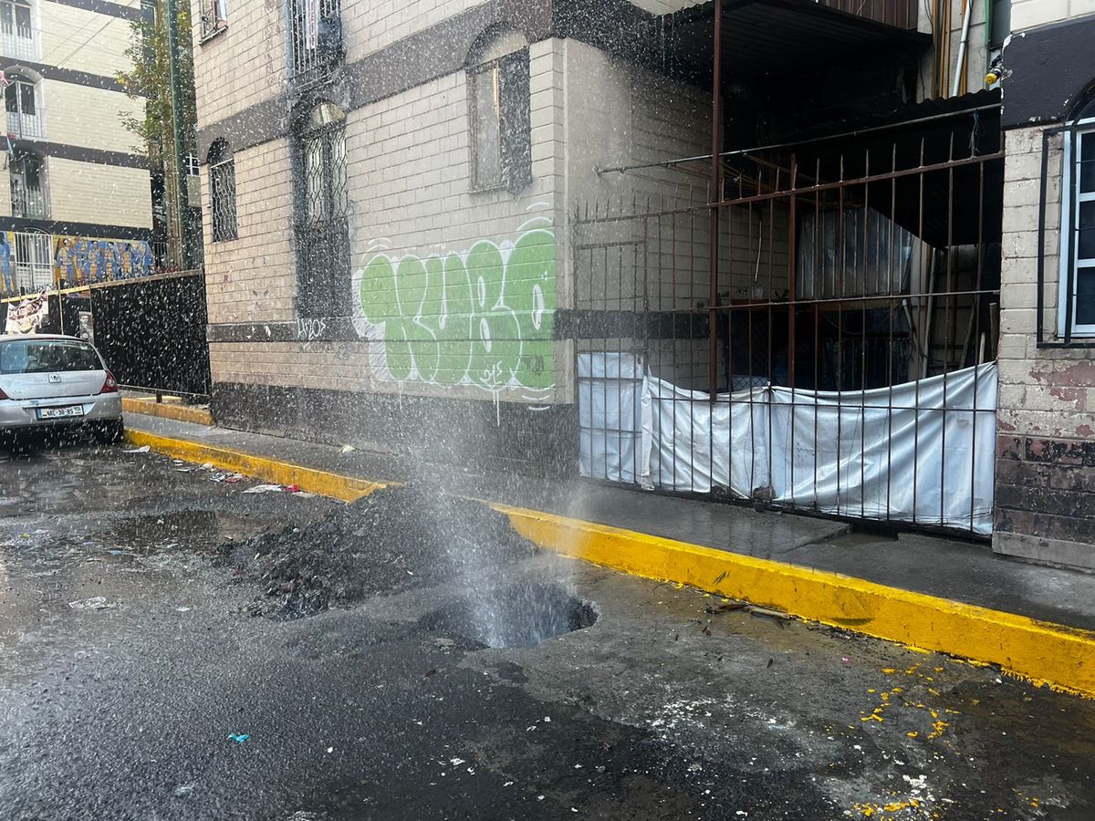 Fuga de agua tras ruptura de tubo de 2 pulgadas