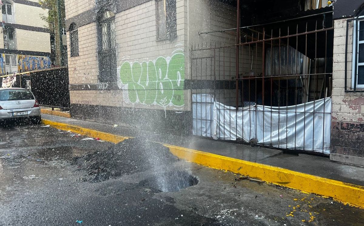 Vecinos de la colonia Morelos en CdMx reportan fuga de agua- Grupo Milenio