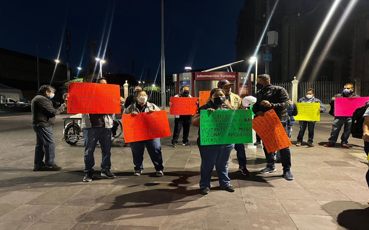 Grupo de manifestantes del INAH sobre la calle Seminario| Ramón Ramírez