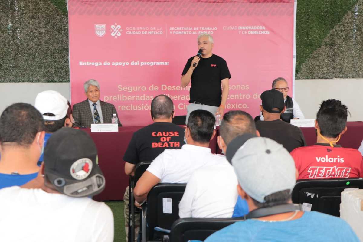 La Secretaría de Trabajo capitalina entregó los apoyos. (Especial)