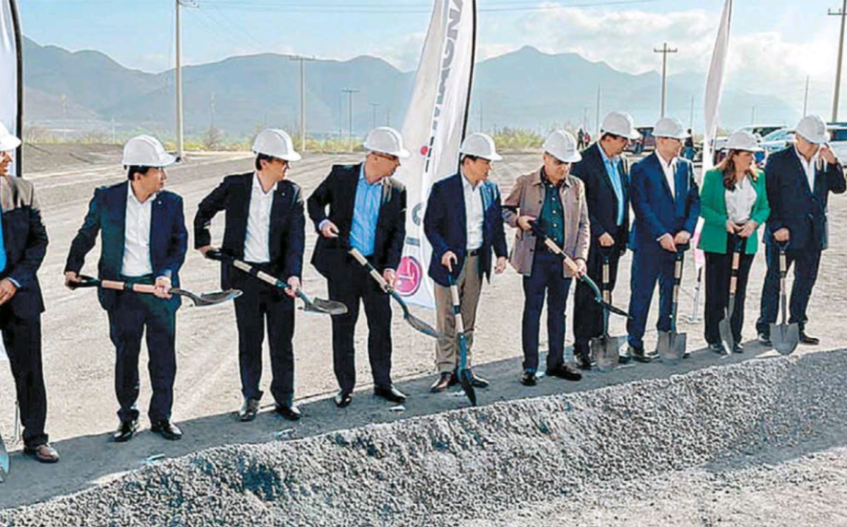 El mandatario coahuilense encabezó el anuncio de la inversión junto con ejecutivos de las empresas coreana y estadunidense. ESPECIAL