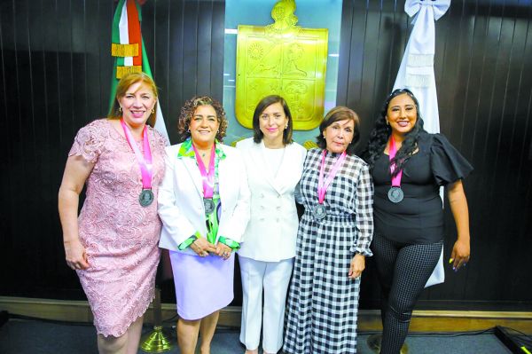 Las medallas fueron entregadas por la alcaldesa Cristina Díaz Salazar en la Sala de Cabildo.  ESPECIAL