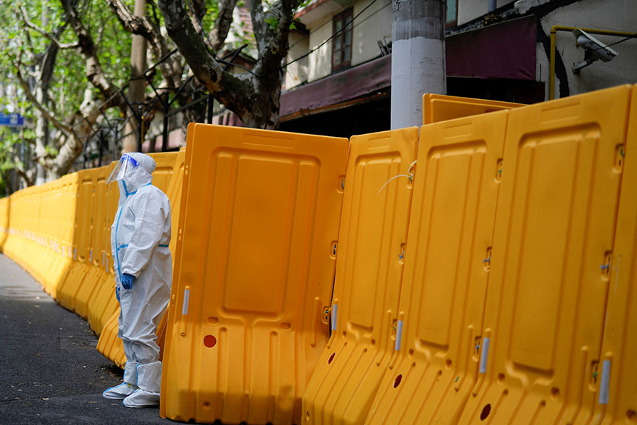 Las unidades habitacionales y departamentos permanecen bloqueados con vallas. |Reuters
