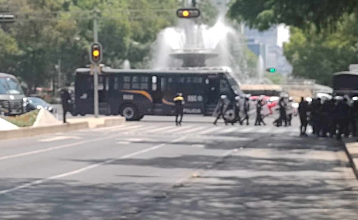 Trabajadores del Sacmex bloquean ambos sentidos de Paseo de la Reforma. | César Velázquez