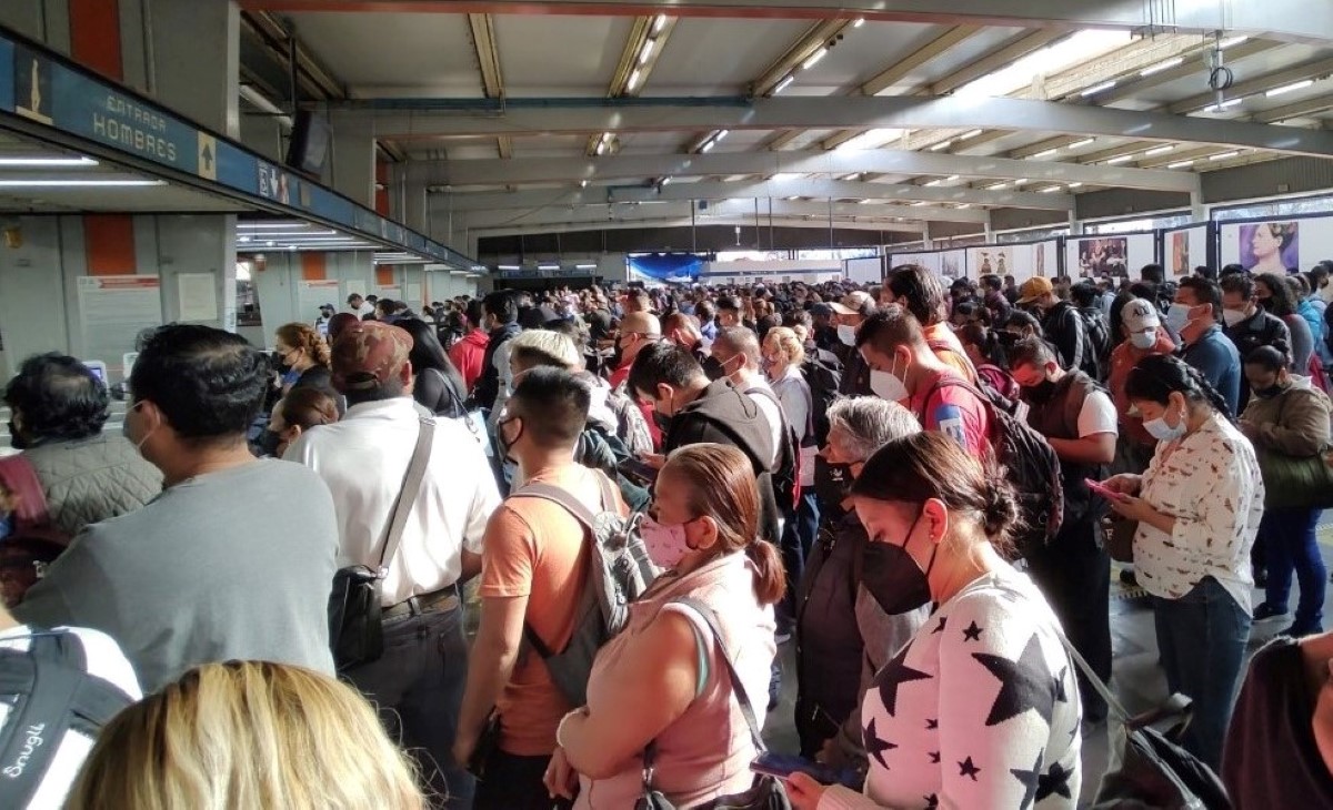 Los usuarios reportaron retrasos en estaciones y el desalojo de un tren. | Twitter @LuciferMS25