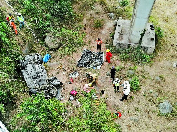 Camioneta con centroamericanos cayó de un puente de Veracruz, dejando dos muertos; policías ya vigilan la frontera en Coahuila. EFE y Especial