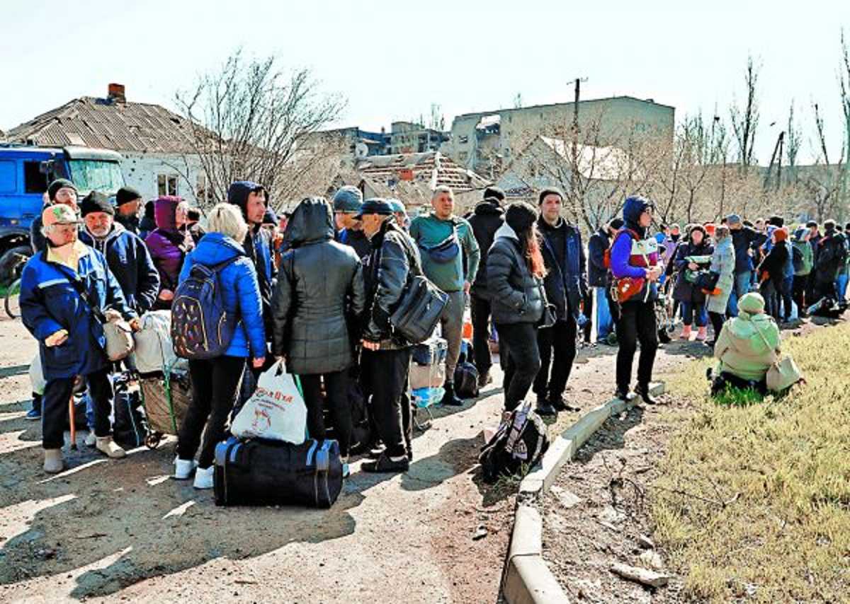 Decenas de personas esperan ser evacuadas en el puerto de Mariupol. Reuters