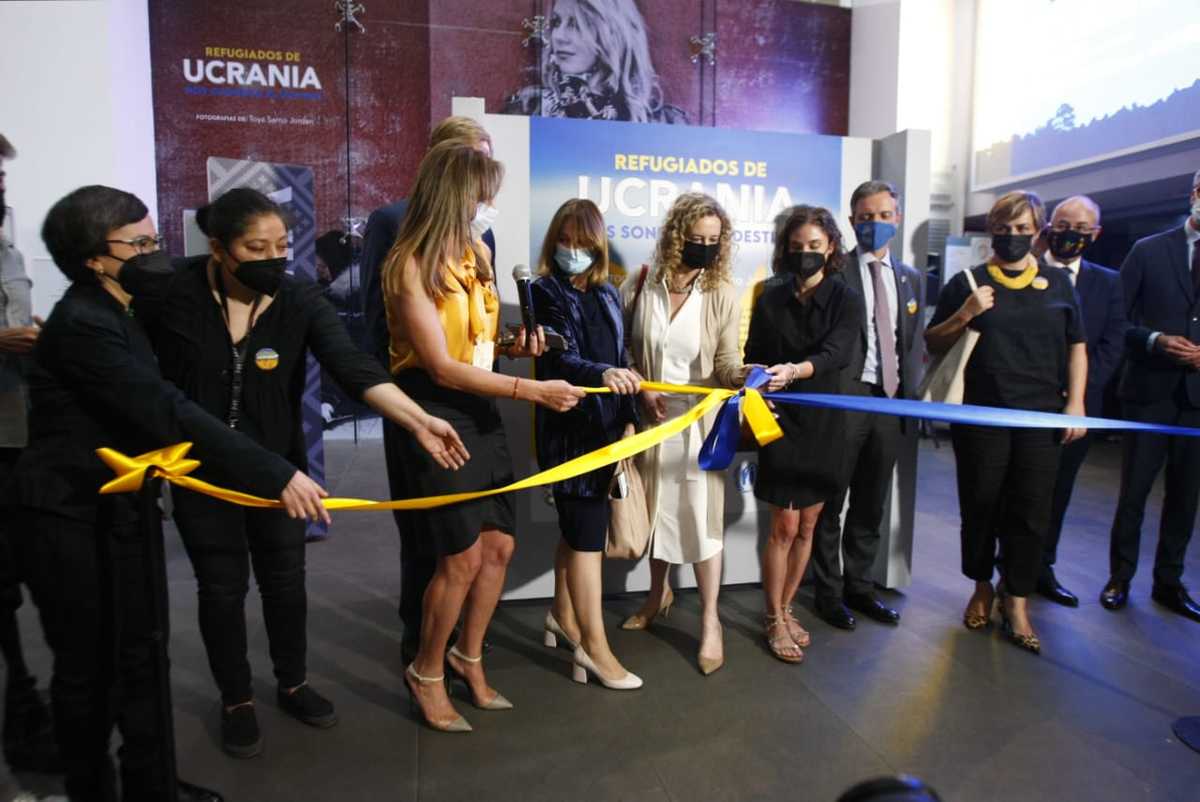 La exposición se titula “Refugiados de Ucrania. Nos Sonreirá el Destino”. (Ariana Pérez)