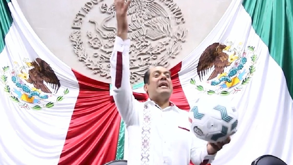 Gutiérrez Luna presume “cascarita” con 'Matador' Hernández en pleno de San Lázaro