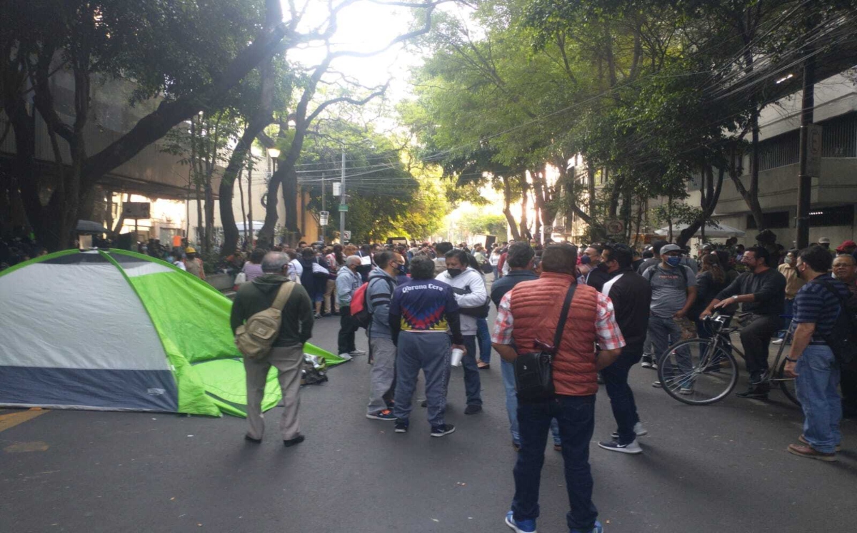 Manifestantes fuera de  las instalaciones centrales del Sistema de Aguas de la Ciudad de México | Carlos Tejeda