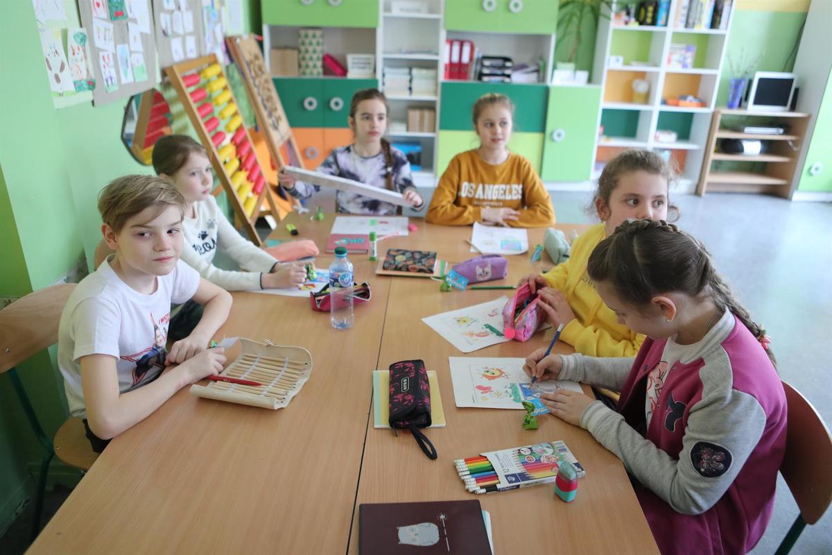 Miles de estudiantes concluyeron sus estudios a nivel primaria y secundaria (EFE)