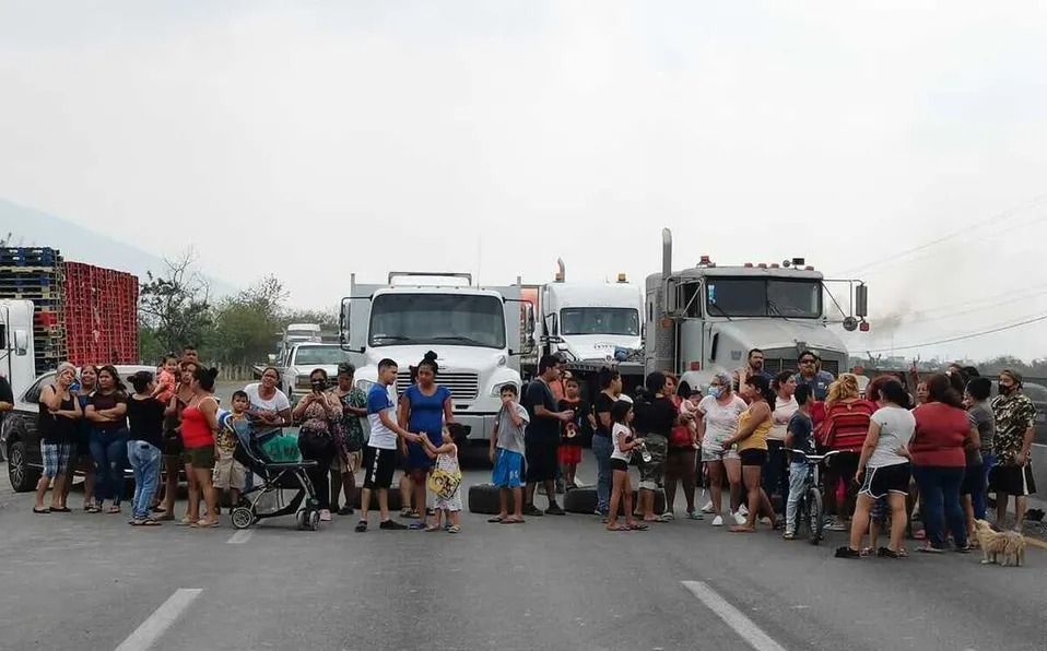 Fueron más de 150 personas quienes participaron en el bloqueo del Libramiento Noroeste. Foto: Especial