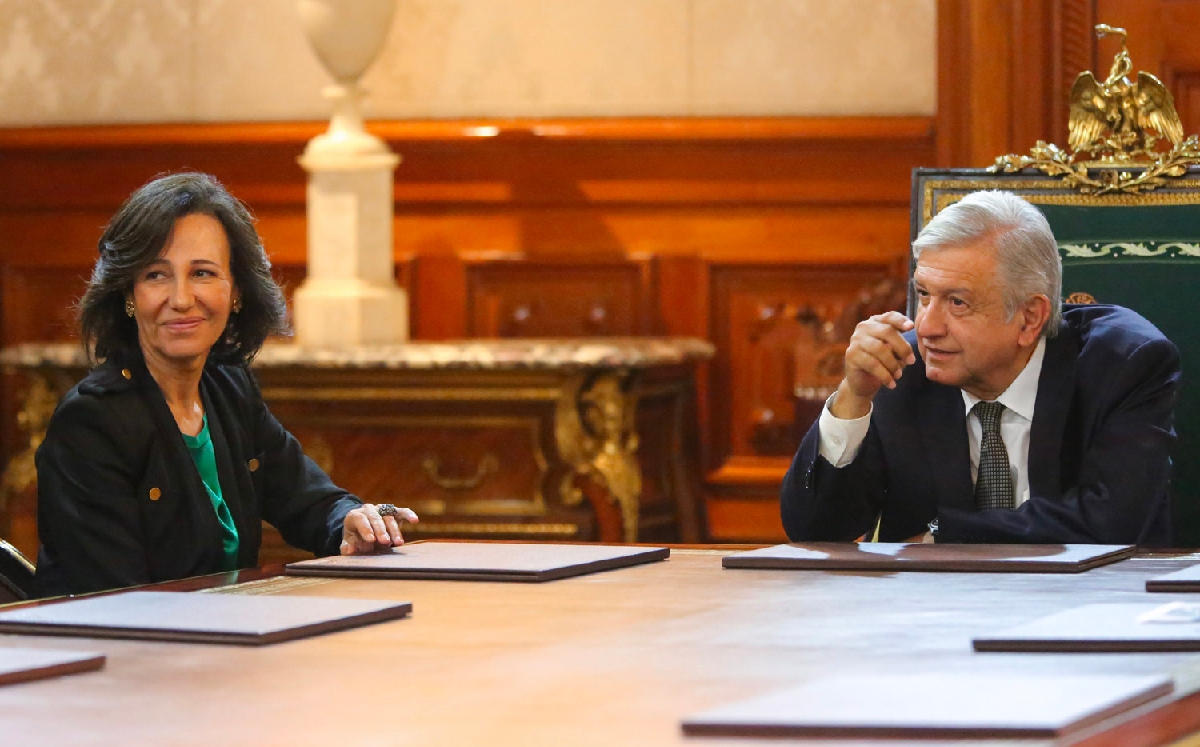 El Presidente durante su última reunión con la banquera en Palacio Nacional. | Gobierno de México