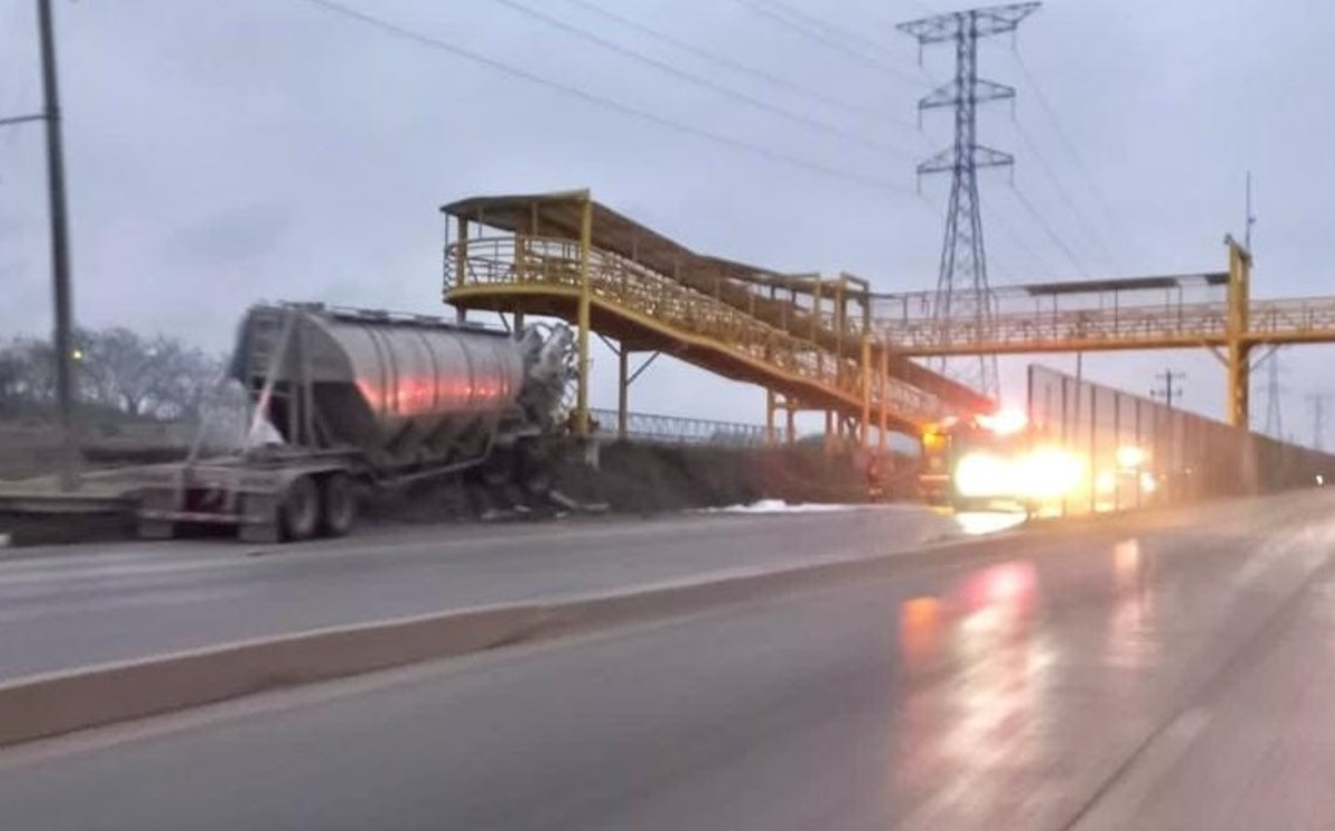 Tráiler choca a carro de ruta en boulevard del Puerto de Altamira