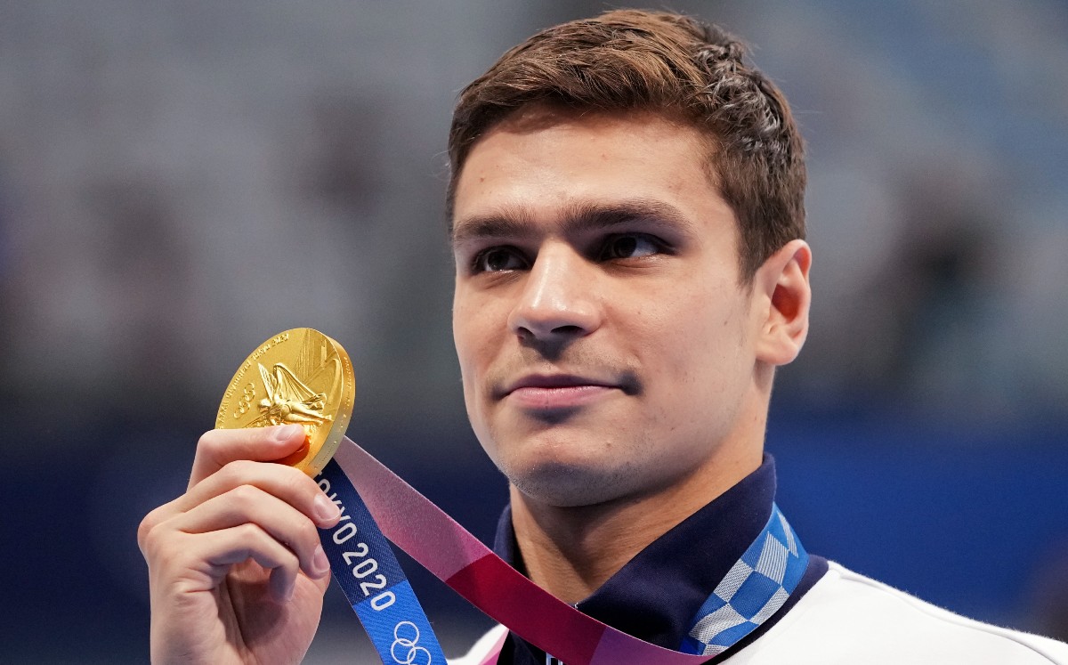 Campeón olímpico de natación ruso es suspendido por su apoyo a la invasión de Ucrania (AP)