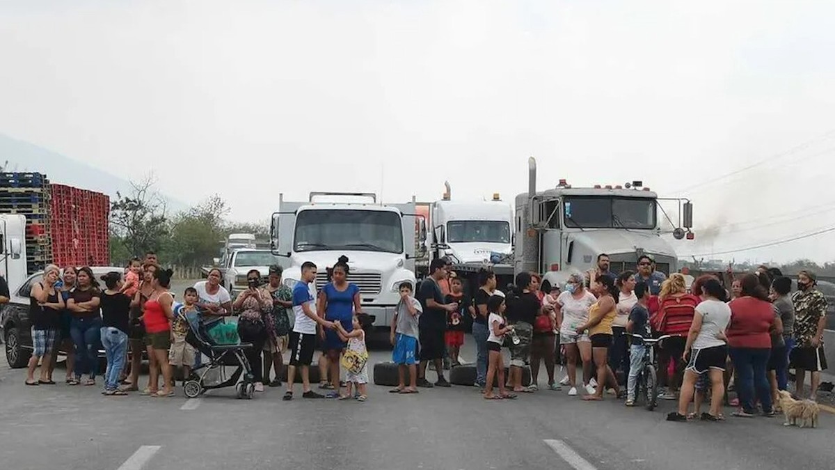 Por falta de agua, bloquean Libramiento Noroeste en Escobedo