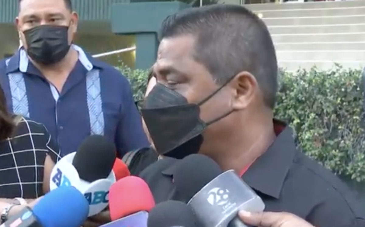 Mario Escobar, papá de Debanhi, afuera de la funeraria donde es velado su cuerpo. (Captura)