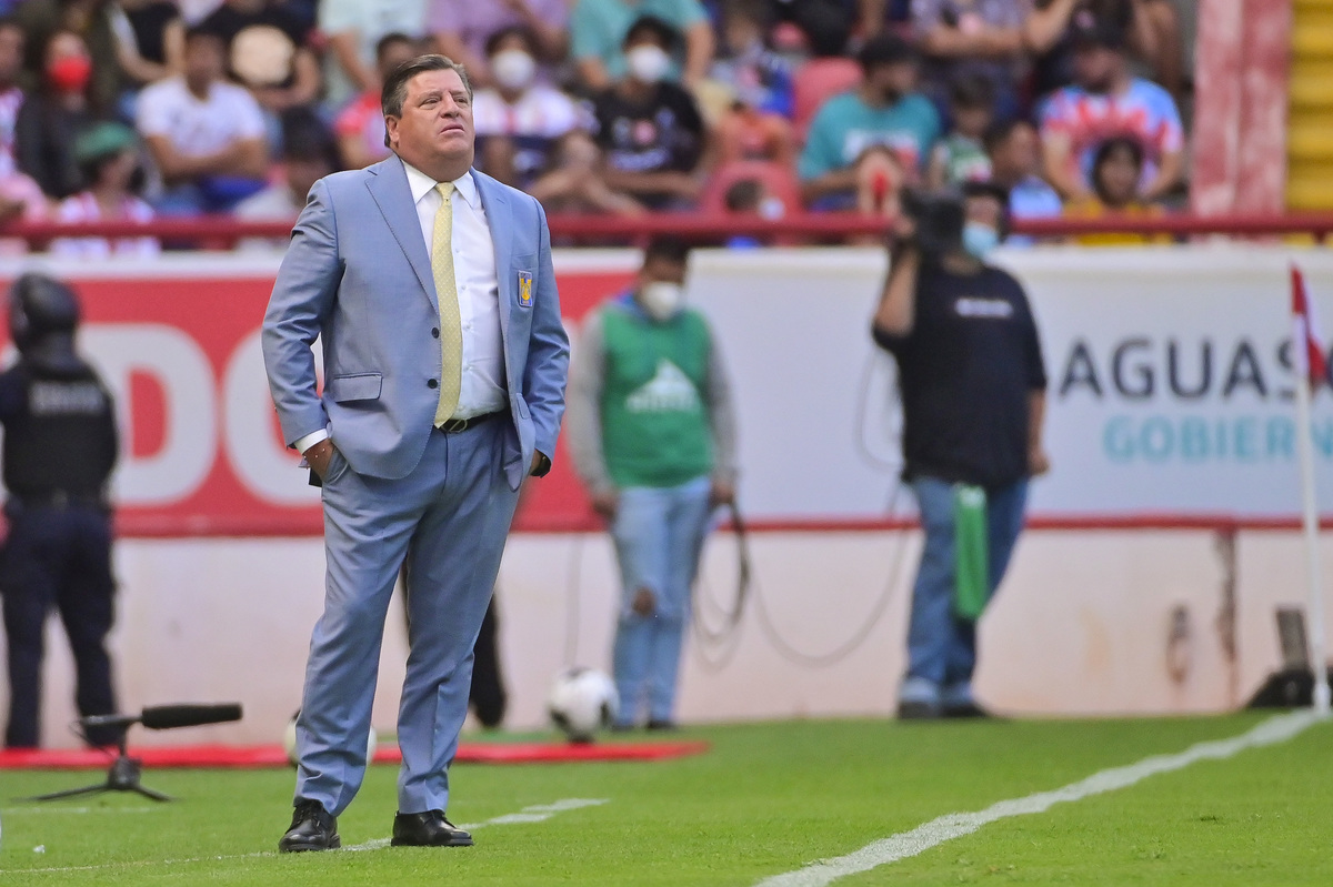 Miguel Herrera niega haber hablado mal de arbitraje; fue multado (Imago7)