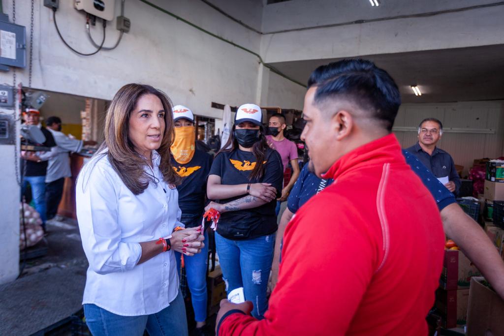Paty Flores escuchó las solicitudes y demandas de los locatarios. (Especial)