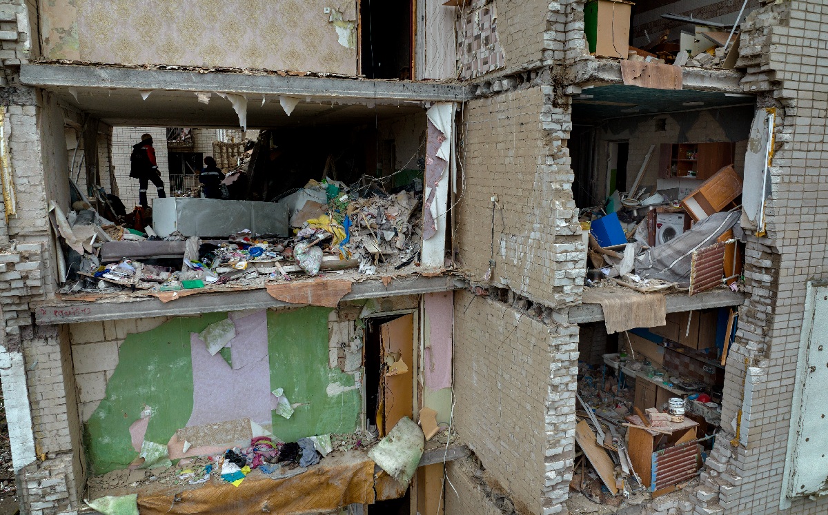Bomberos trabajan en el interior de un edificio destruido por una bomba rusa en Cherníhiv. | AP