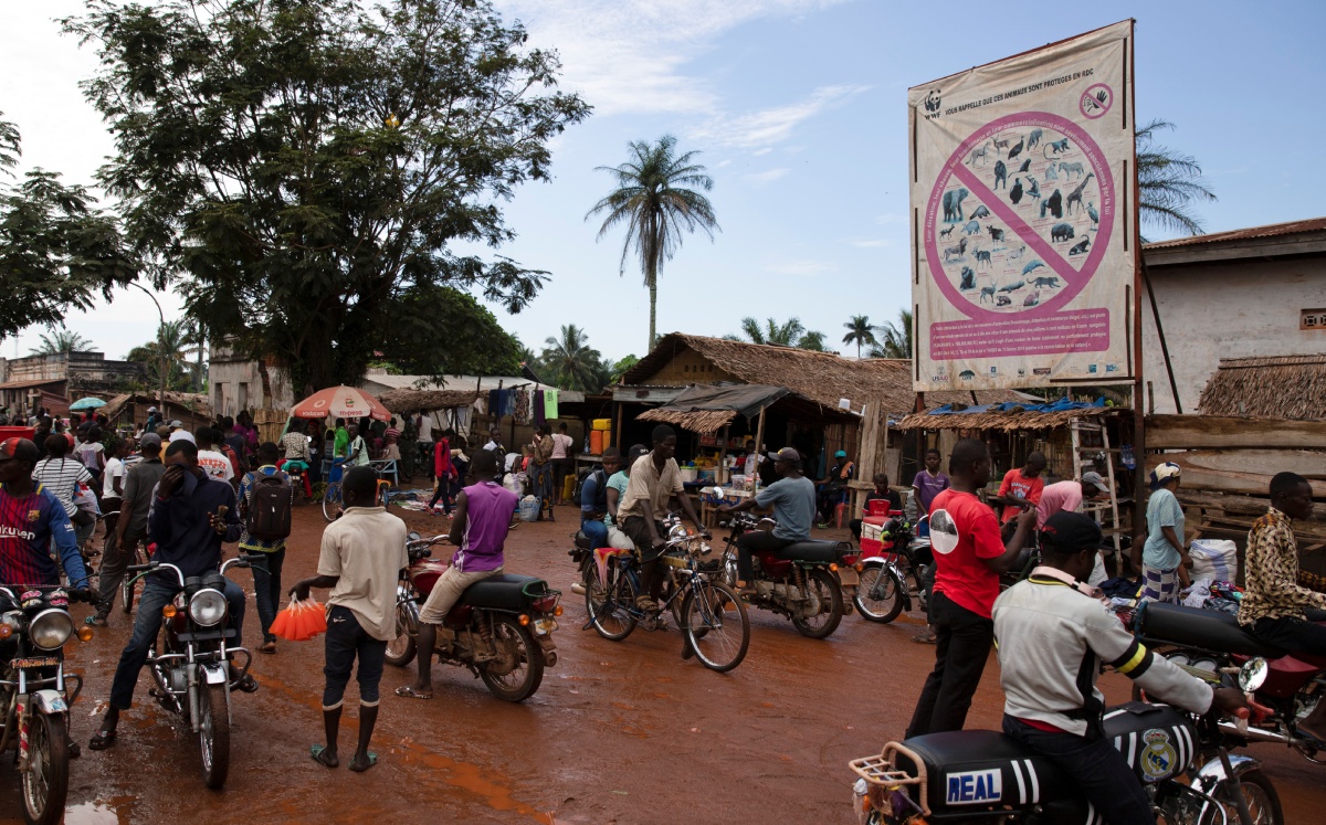 Cartel de WWF con lista de especies protegidas frente a un mercado de Mbandaka, República Democrática del Congo. Foto: (Reuters)