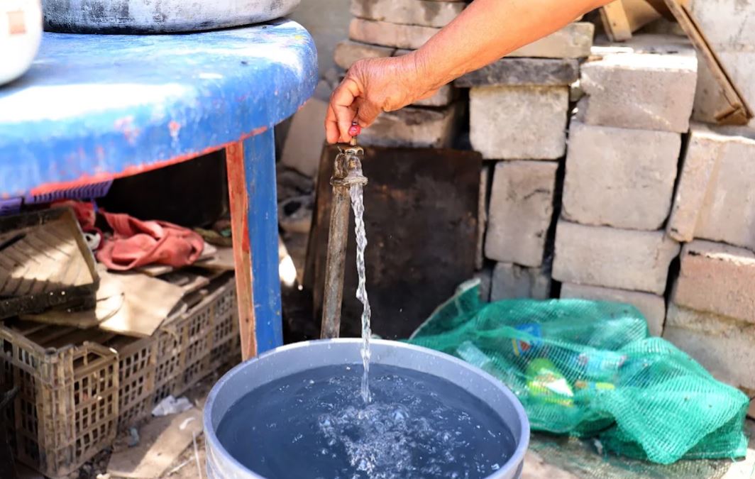 Debido a la falta de agua, los vecinos se han visto en la necesidad de hacer pozos para poder agarrar agua. | Rolando Riestra