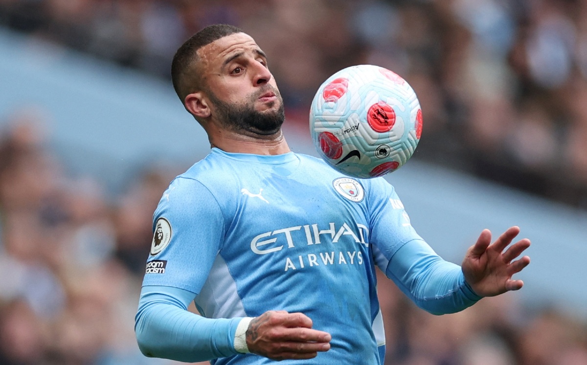 Kyle Walker, del Manchester City, es captado orinando la pared de un hotel (Reuters)