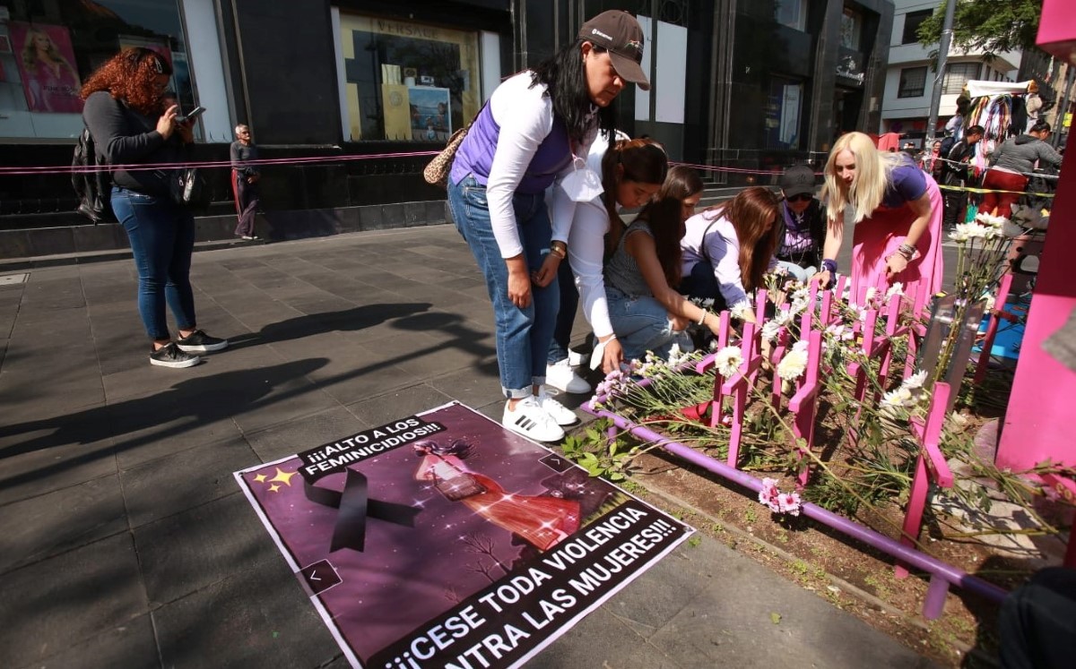 Las mujeres colocaron flores y veladoras en la Antimonumenta. | Juan Carlos Bautista.