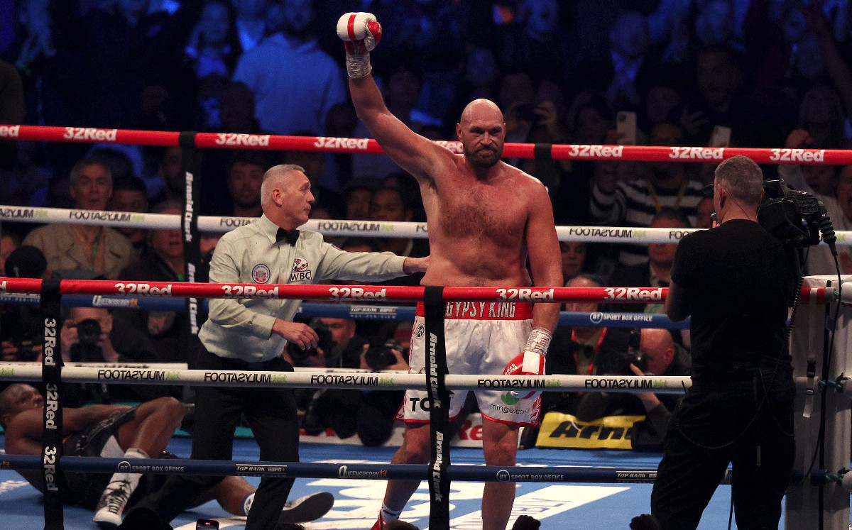 Tyson Fury noquea a Dillian Whyte en seis rounds (AFP)