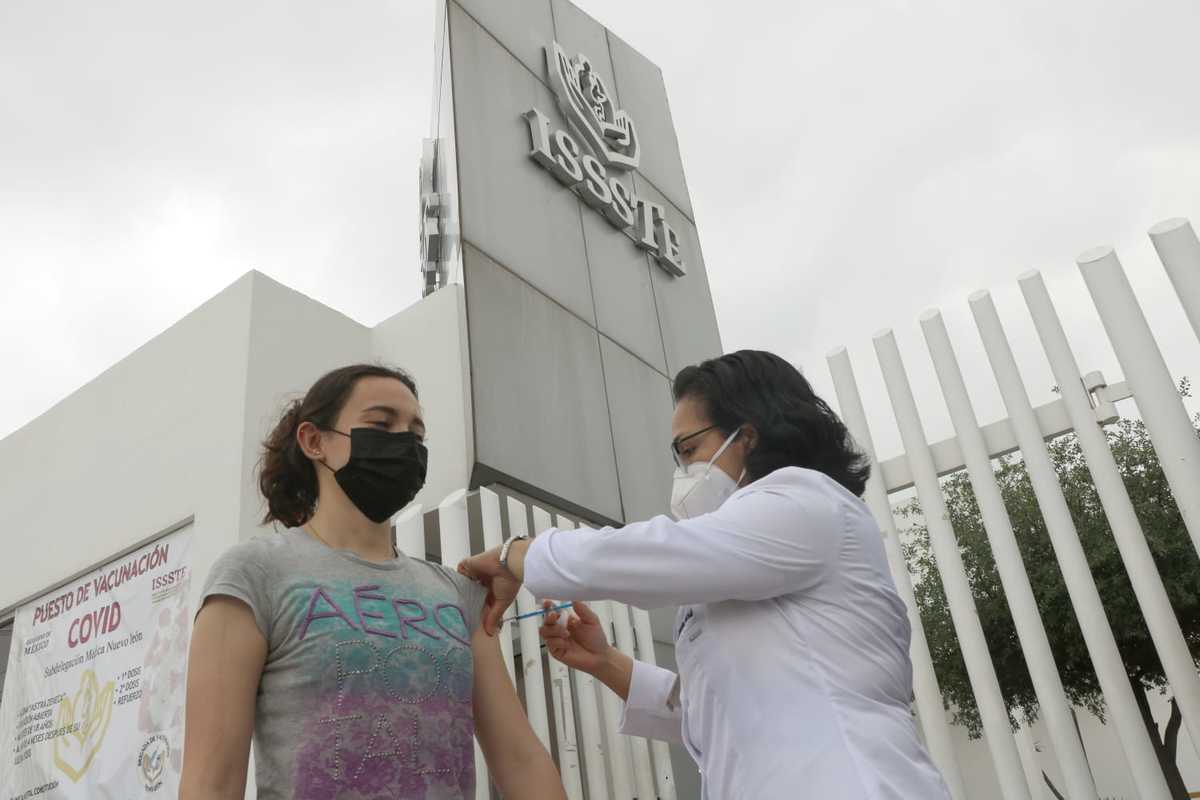 Vacunación covid en el ISSSTE en Nuevo León. Foto: Leonel Rocha.