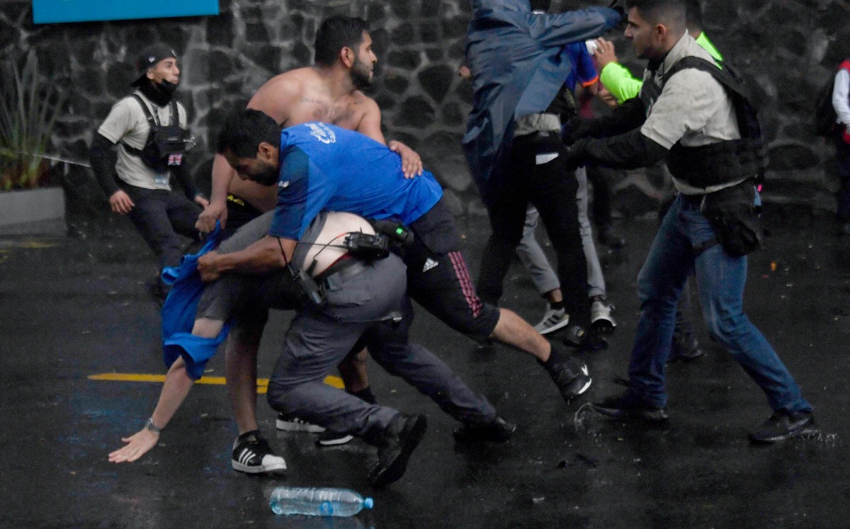 Aficionados de Cruz Azul se pelean en el Estadio Azteca (AFP)