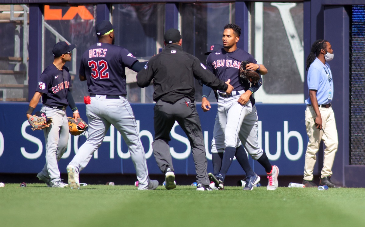 Aficionados de Yankees lanzan objetos a peloteros de Guardians (AFP)
