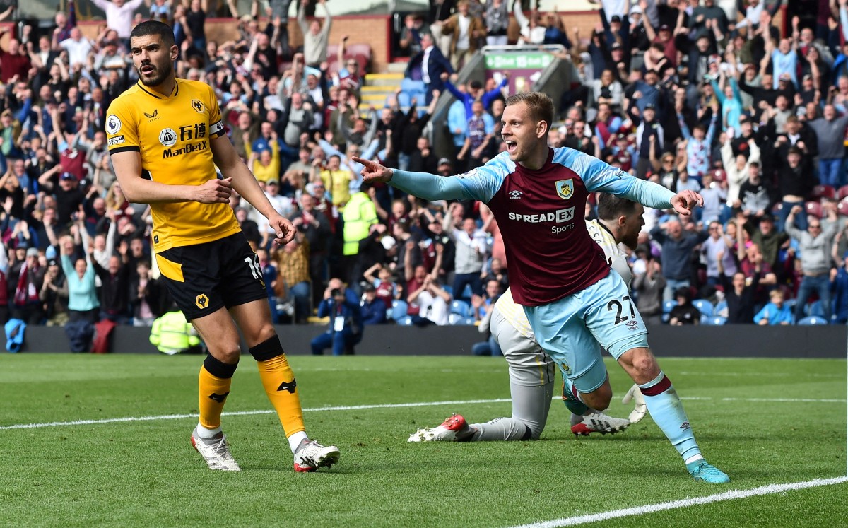 Burnley deja zona de descenso en la Premier League tras vencer al Wolverhampton (Reuters)