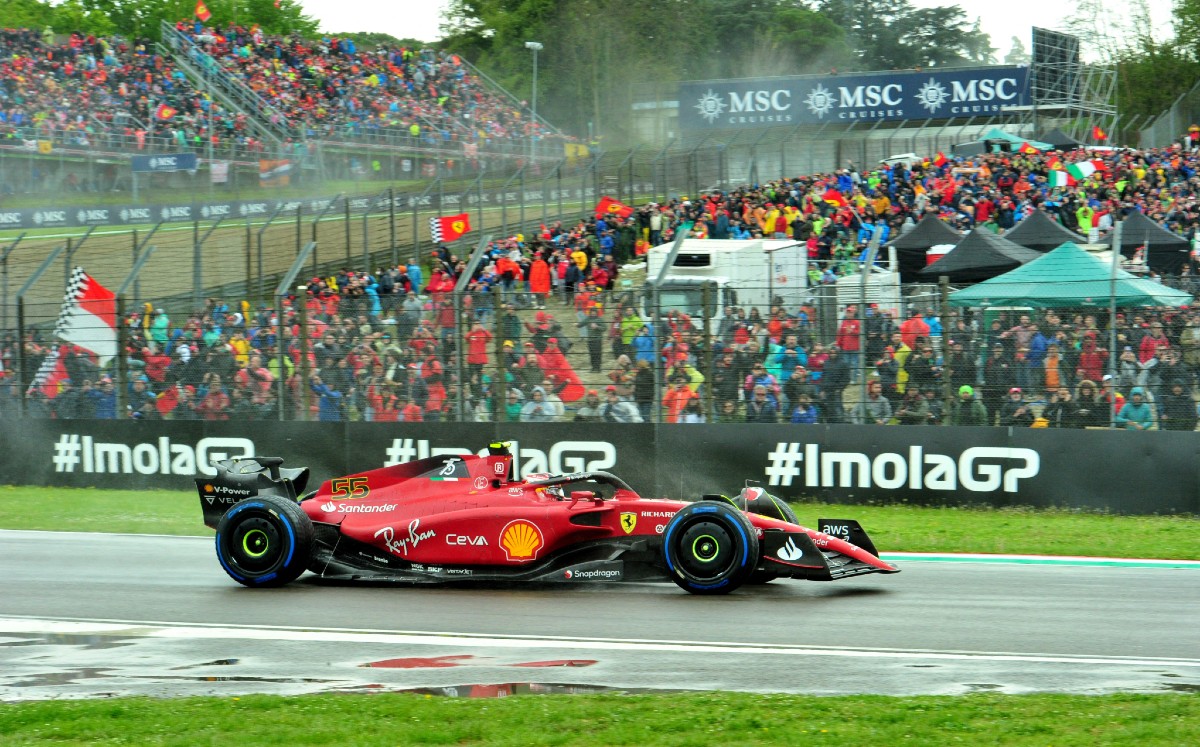 Carlos Sainz abandona el Gran Premio de Imola tras accidentarse en la primera vuelta (Reuters)