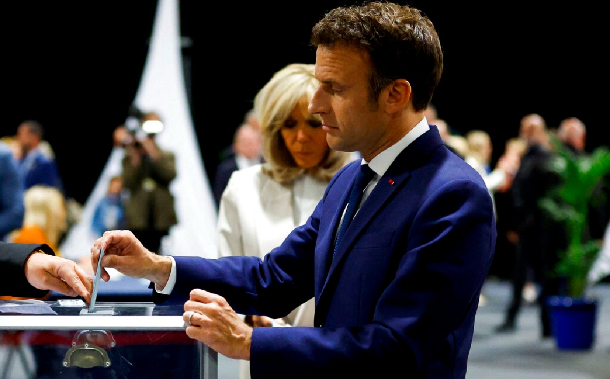 Macron acudió a la casilla pasado el mediodía para ejercer su voto. | AP