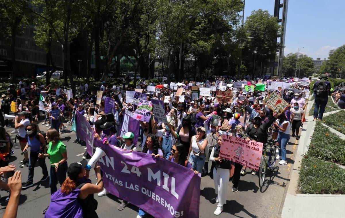 Las mujeres iniciaron su marcha en la Estela de Luz. | Javier Ríos