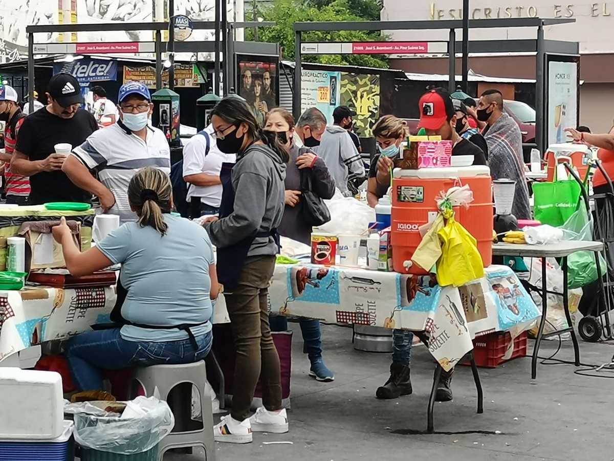 En parabúses y plazas del Centro de Monterrey, se pudo observar a la gran mayoría de peatones portando el cubrebocas.