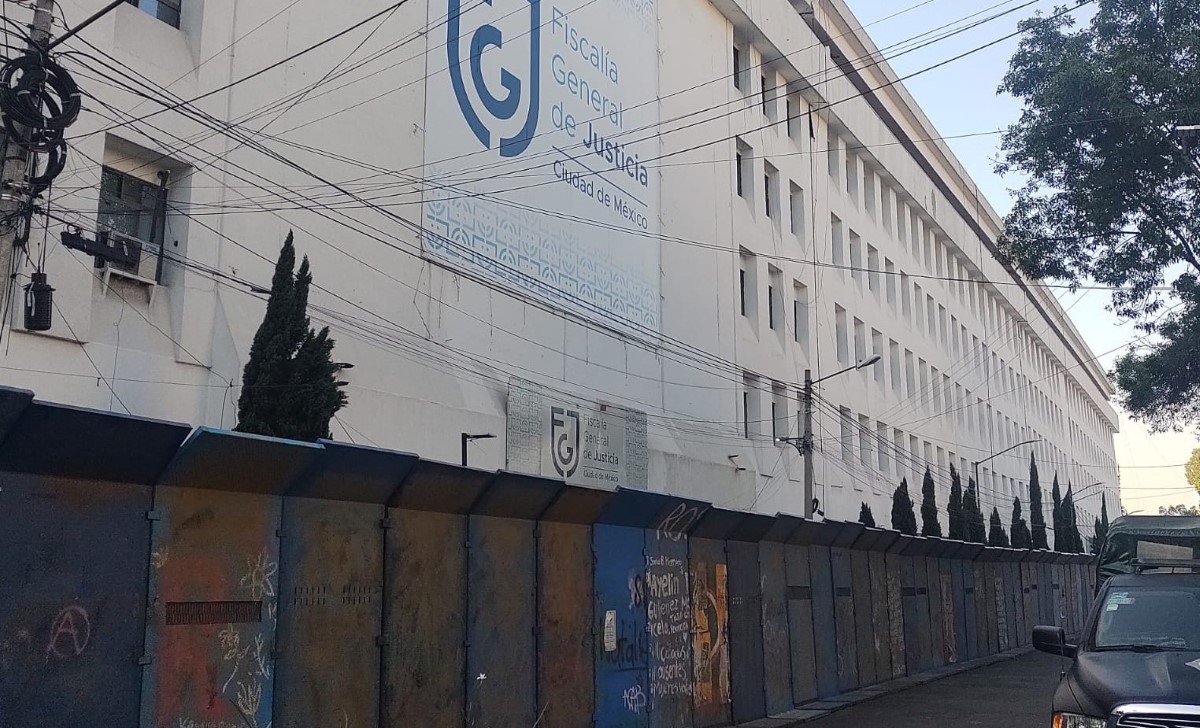 Personal de la SSC resguardó la Fiscalía de CdMx con vallas metálicas. | César Velázquez