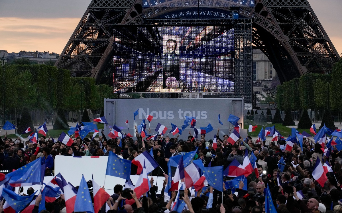 Según las proyecciones, Macron sería el ganador de la contienda electoral de este año. | AP